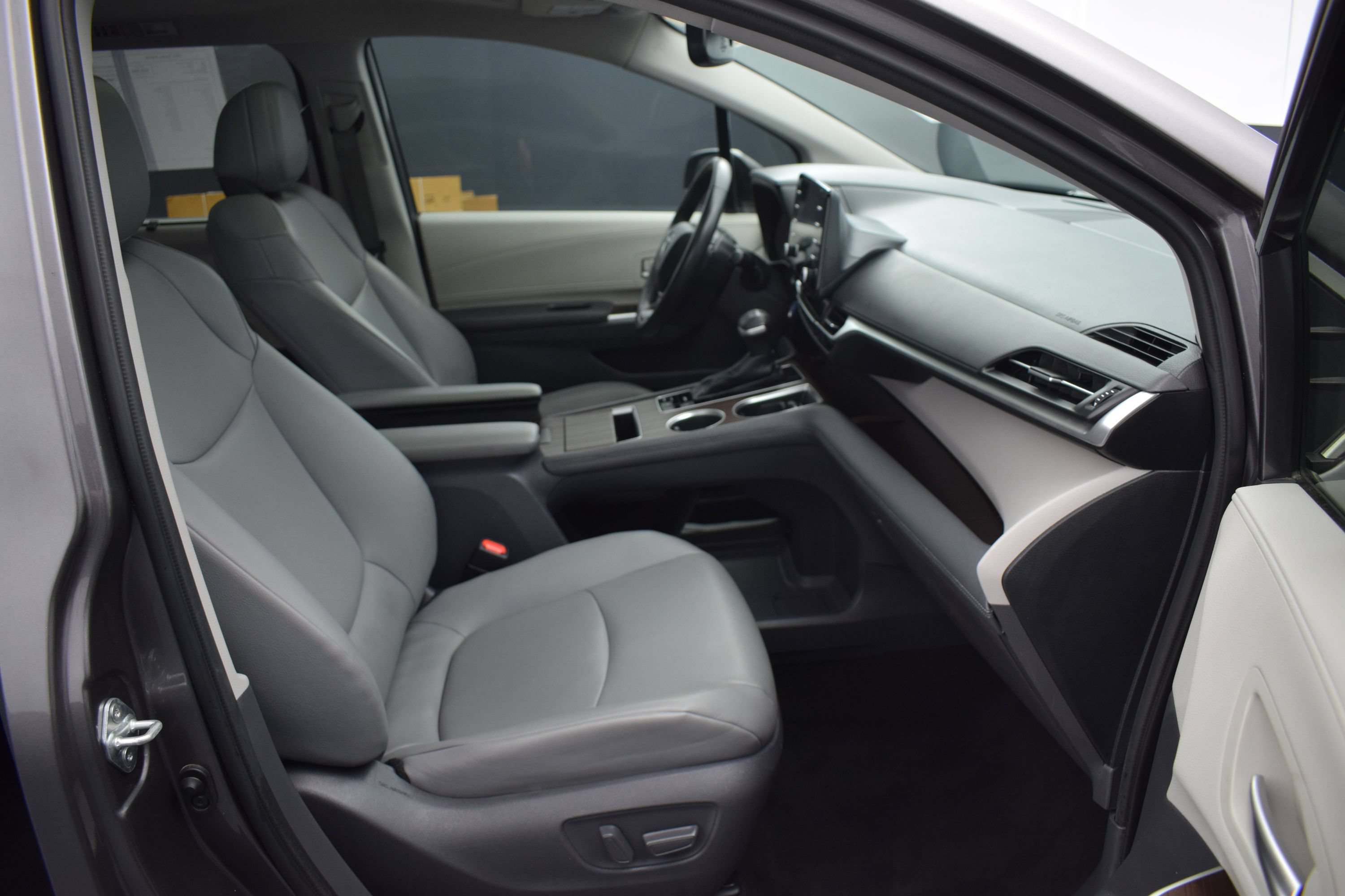 Used 2021 Toyota Sienna XLE FWD image 10