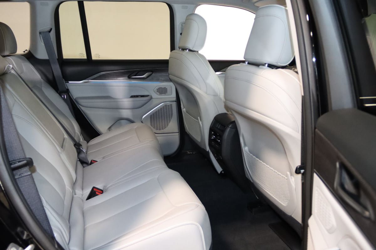 Used 2023 Jeep Grand Cherokee Overland AWD/4WD image 74