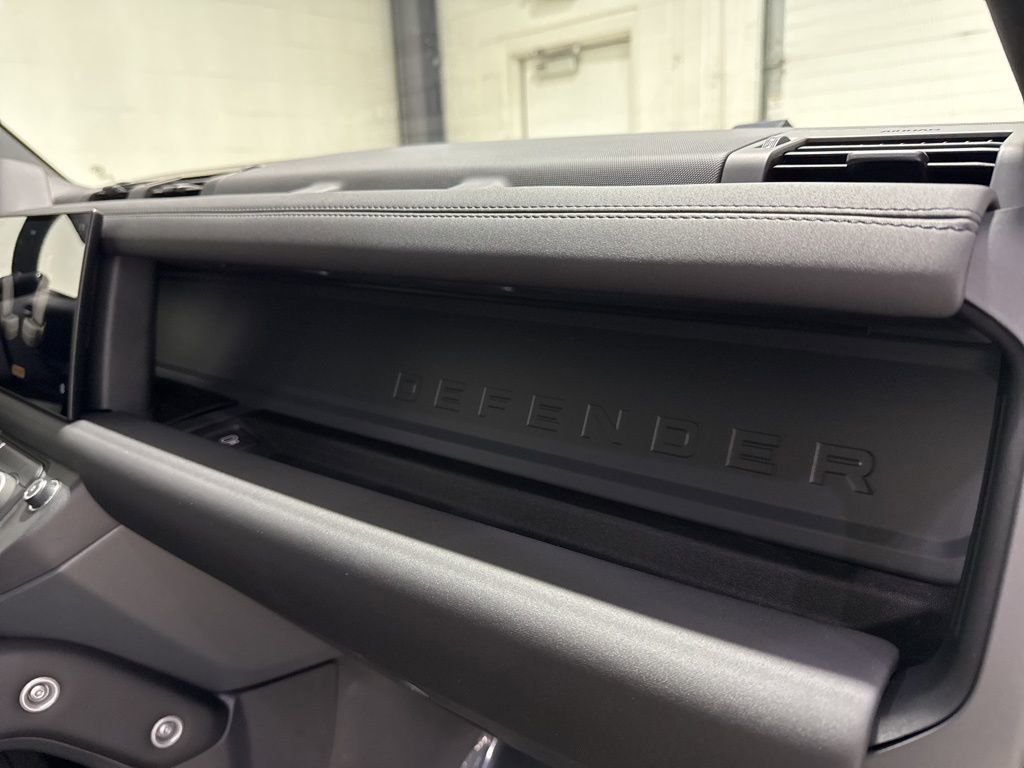 Used 2025 Land Rover Defender 110 S image 40