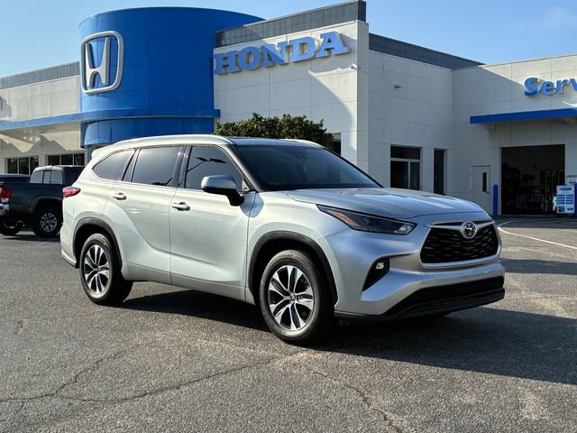 Used 2022 Toyota Highlander XLE image 2