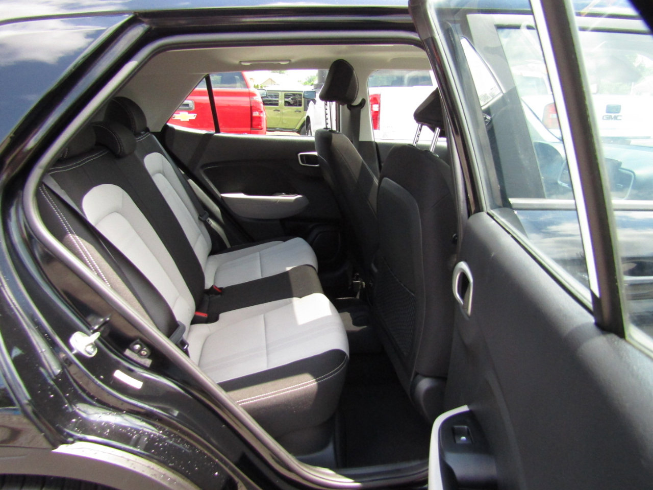 Used 2024 Hyundai Venue SEL image 24