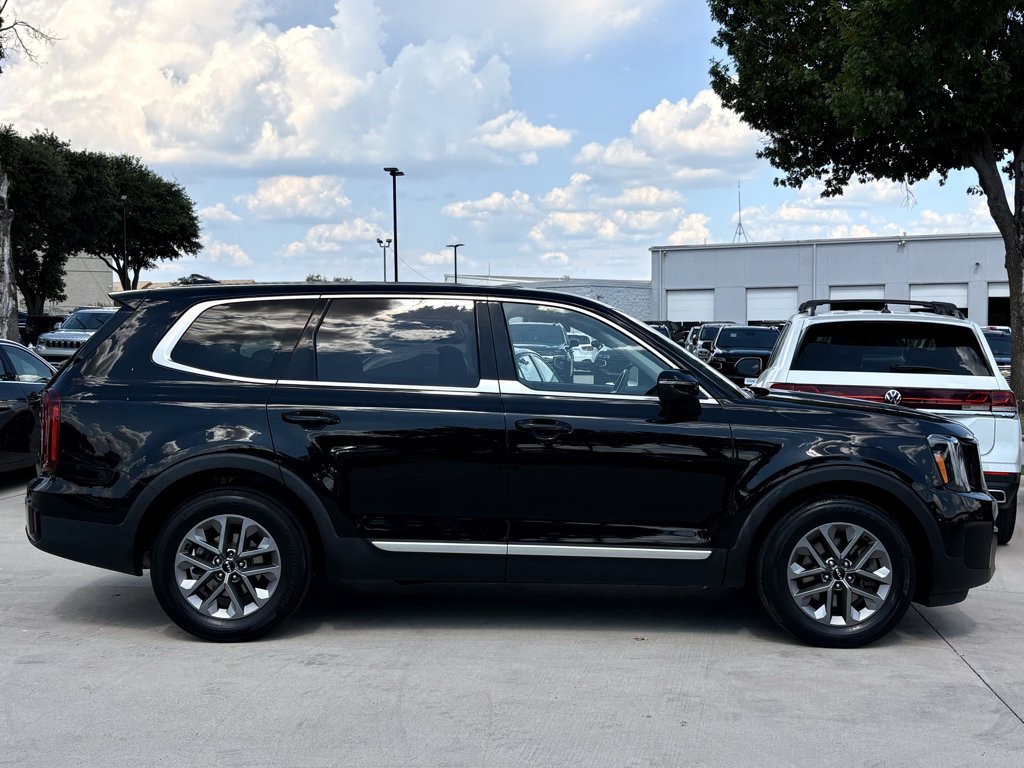 Used 2023 Kia Telluride LX AWD/4WD image 3