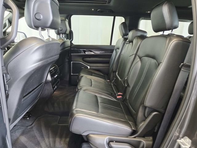 Used 2023 Jeep Wagoneer Base w/ Premium Group I image 10