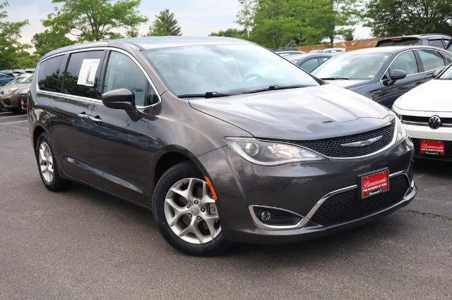 Used 2019 Chrysler Pacifica Touring Plus w/ Tire & Wheel Group FWD image 2