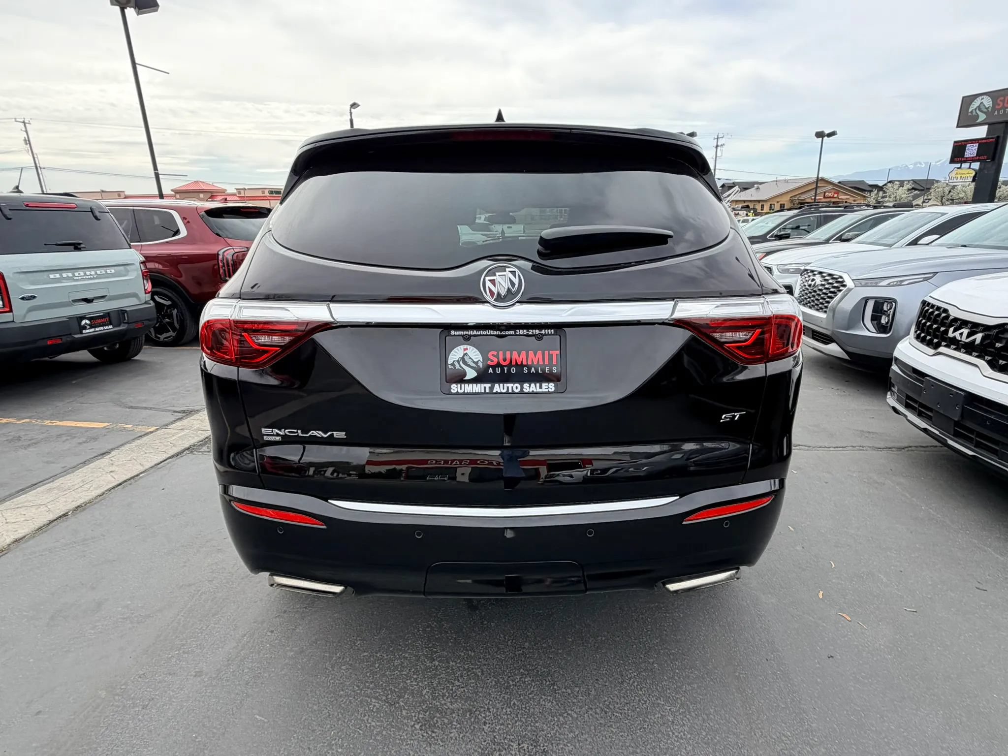 Used 2024 Buick Enclave Essence w/ Sport Touring Edition AWD/4WD image 5