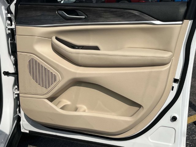 Used 2023 Jeep Grand Cherokee Limited w/ Black Appearance Package RWD image 26