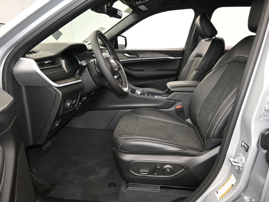 New 2026 Jeep Grand Cherokee Altitude RWD image 11