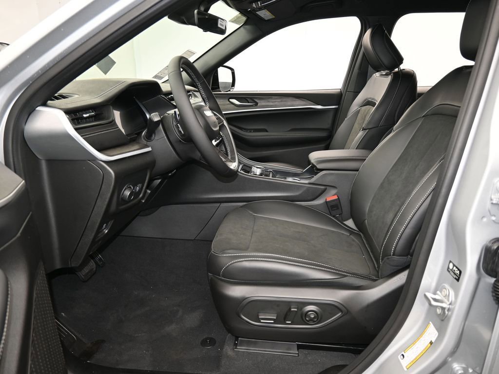 New 2026 Jeep Grand Cherokee Altitude RWD image 11