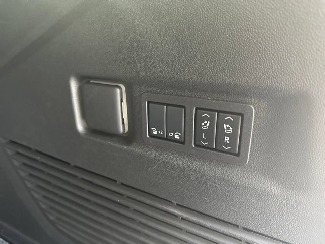 Used 2025 GMC Yukon XL Denali Ultimate AWD/4WD image 13