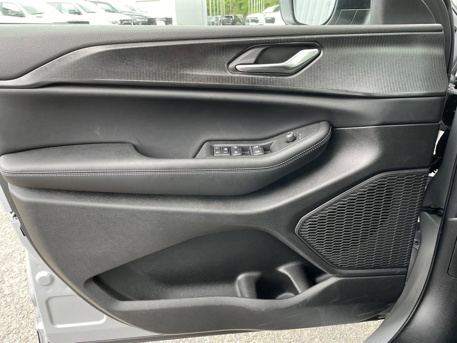 Used 2025 Jeep Grand Cherokee Laredo AWD/4WD image 33