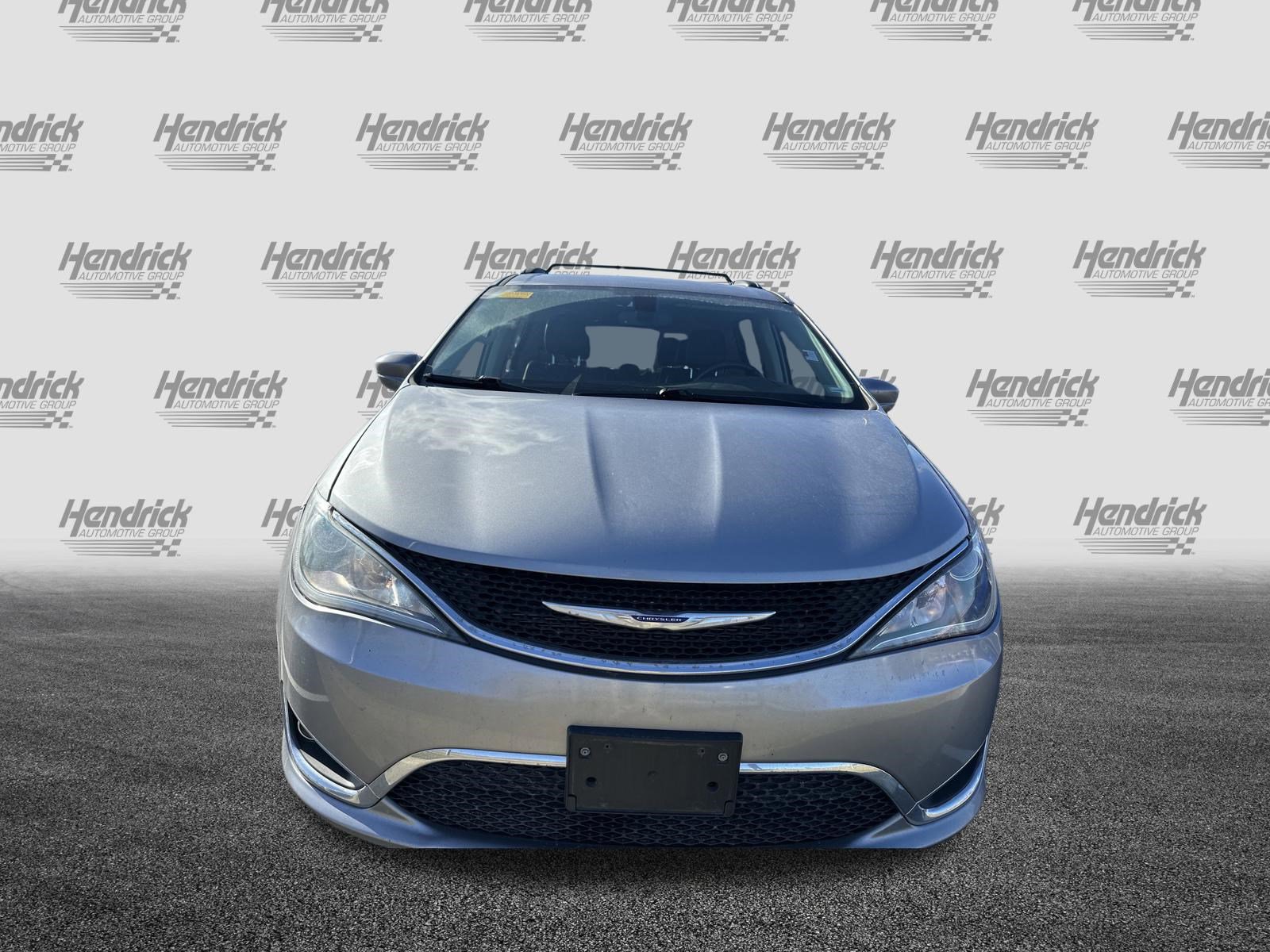 Used 2020 Chrysler Pacifica Touring-L image 3