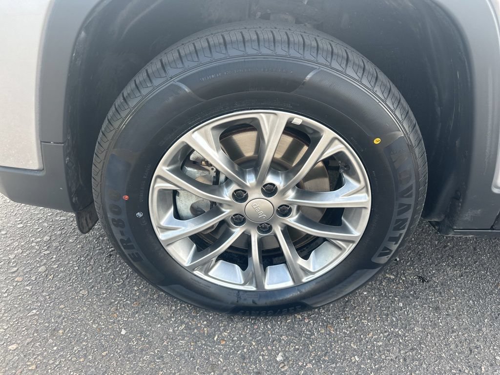 Used 2019 Jeep Cherokee Latitude Plus w/ Comfort/Convenience Group AWD/4WD image 39