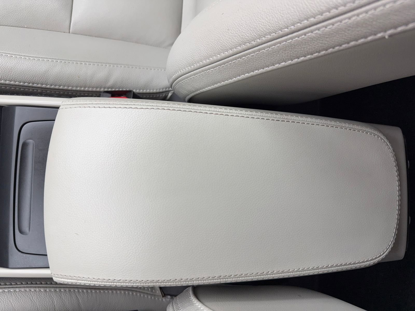 Used 2019 Volvo XC40 T4 Momentum image 33
