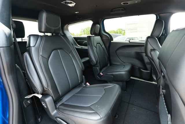 New 2027 Chrysler Pacifica Select FWD image 30