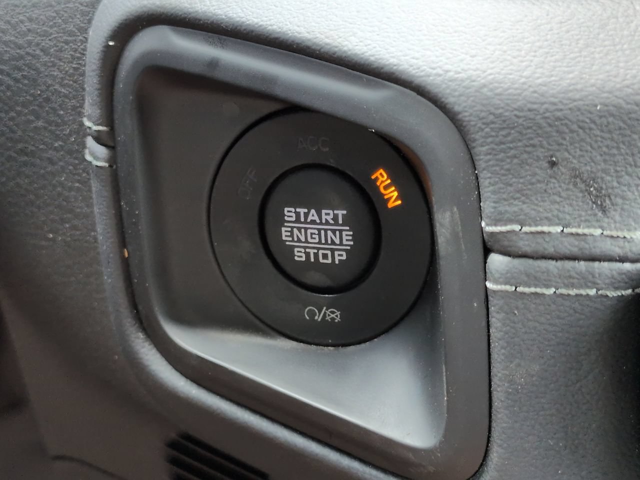 Used 2024 Jeep Gladiator Mojave w/ Technology Group AWD/4WD image 28