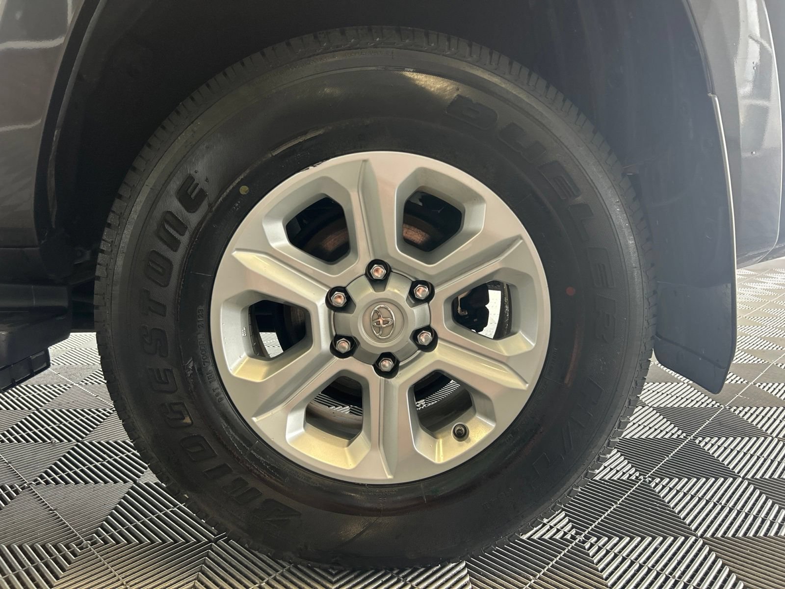 Used 2019 Toyota 4Runner SR5 w/ Four Season Floor Mat Package AWD/4WD image 8