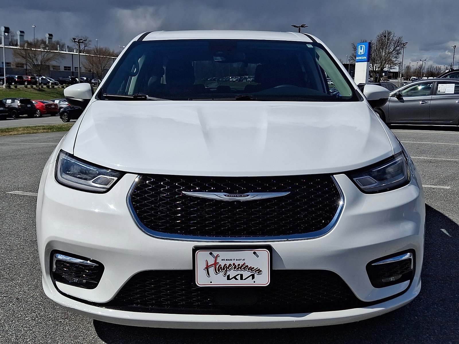 Used 2023 Chrysler Pacifica Touring-L image 2