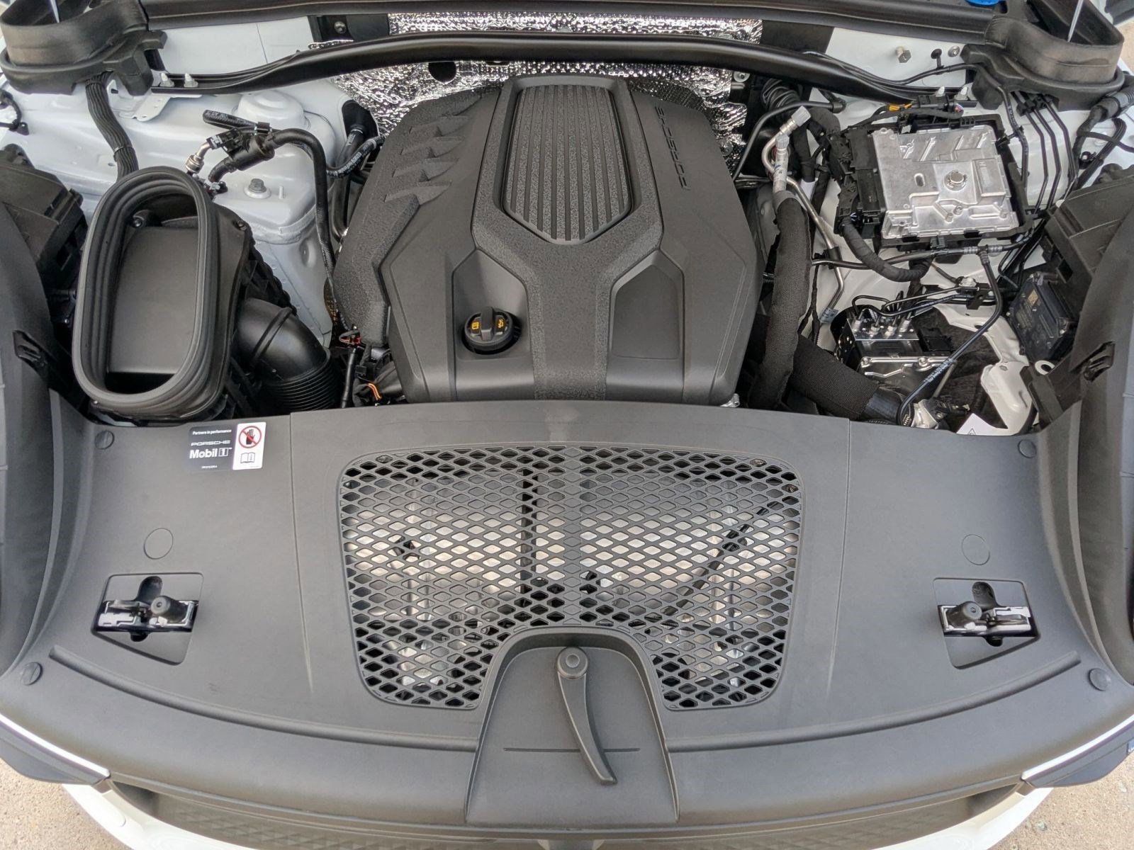 Certified 2026 Porsche Macan AWD/4WD image 28