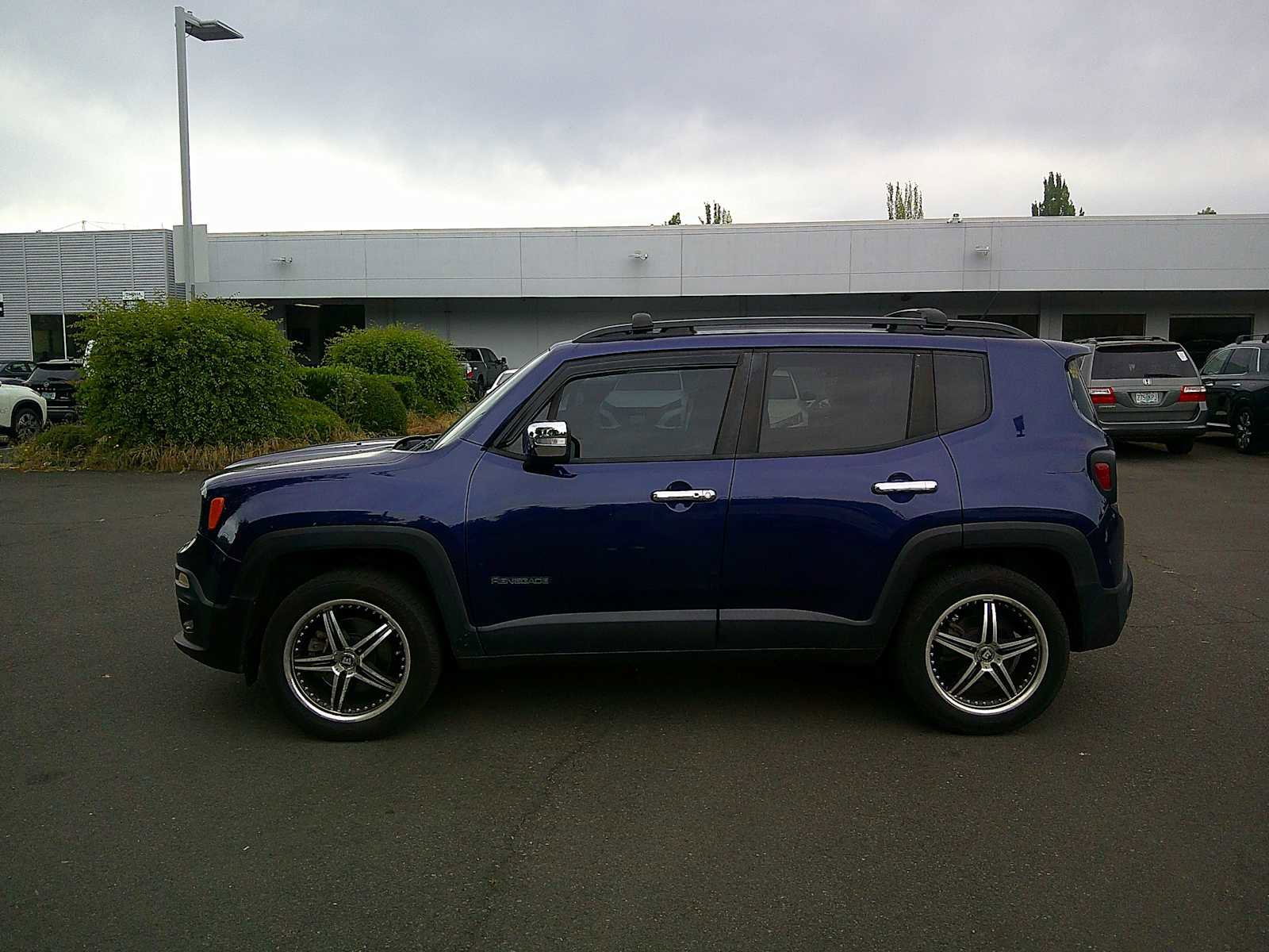 Used 2017 Jeep Renegade Altitude AWD/4WD image 2
