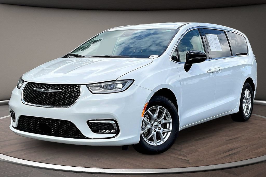Used 2024 Chrysler Pacifica Touring-L FWD image 3