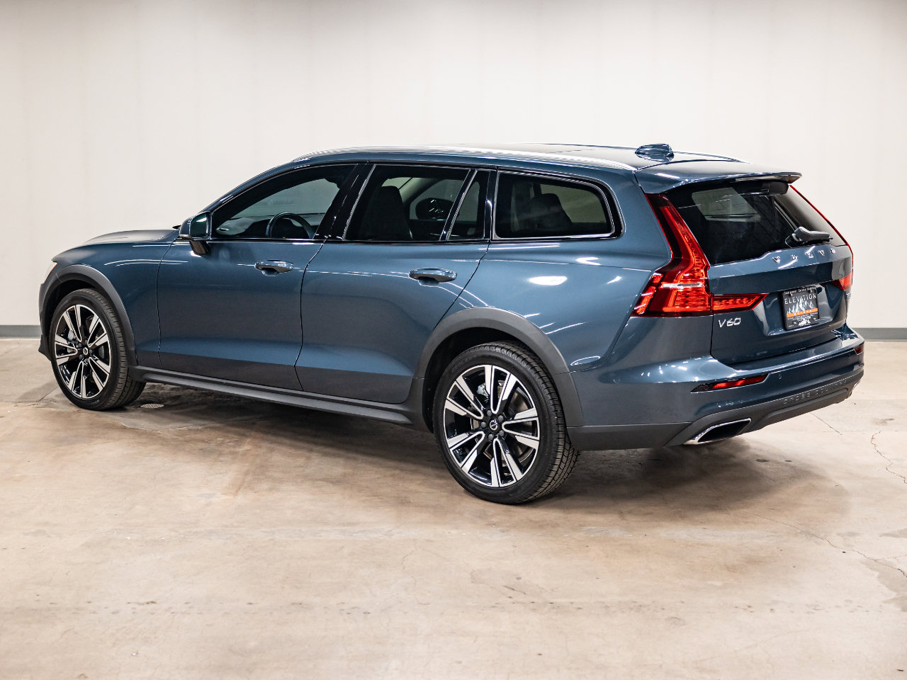 Used 2021 Volvo V60 T5 Cross Country image 25