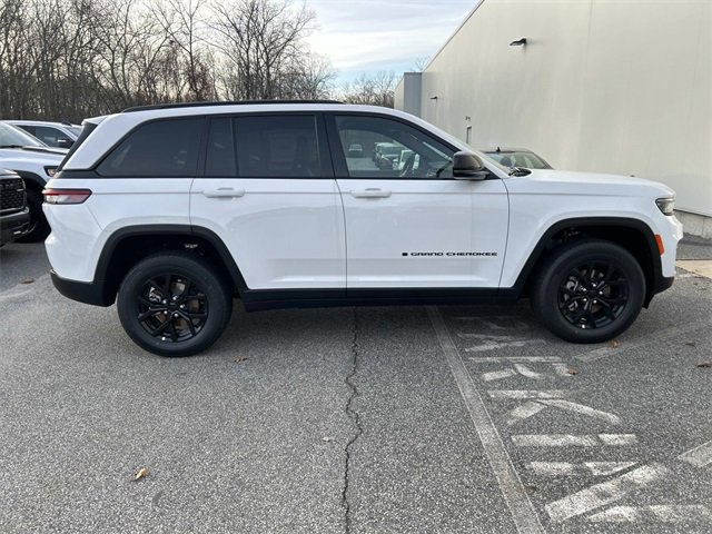 New 2025 Jeep Grand Cherokee Laredo image 2