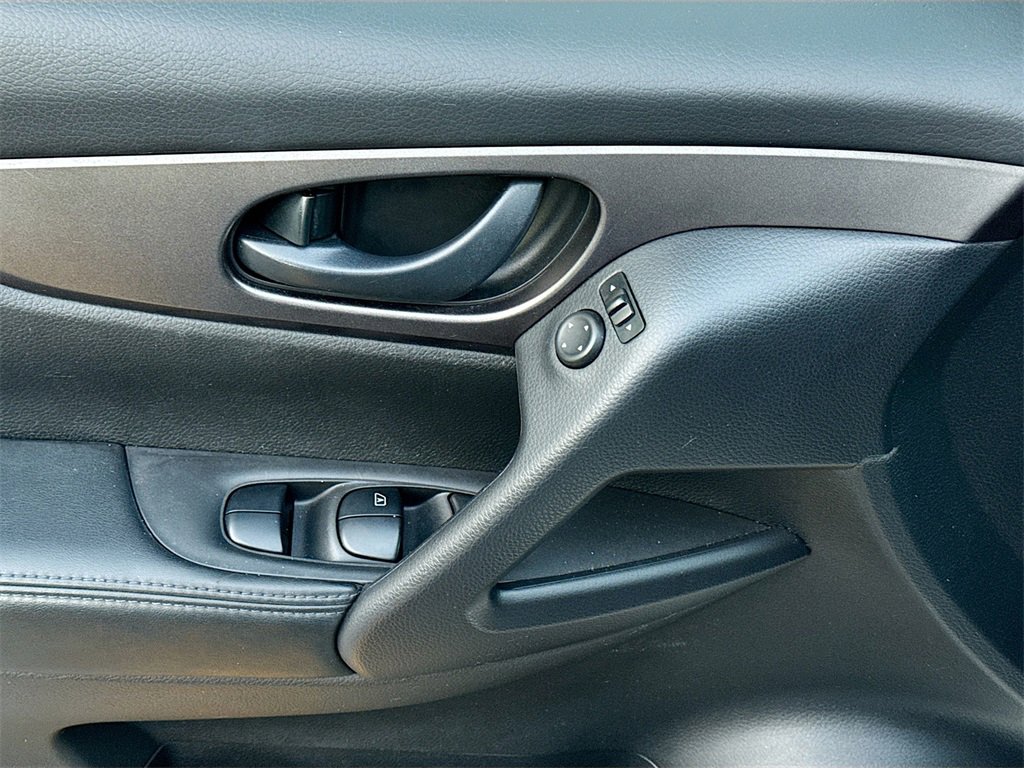 Used 2019 Nissan Rogue Sport S image 18