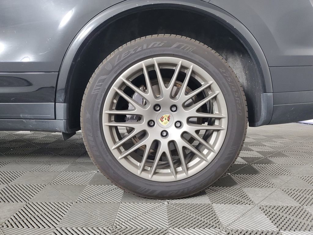 Used 2018 Porsche Cayenne Platinum Edition w/ Premium Package image 31