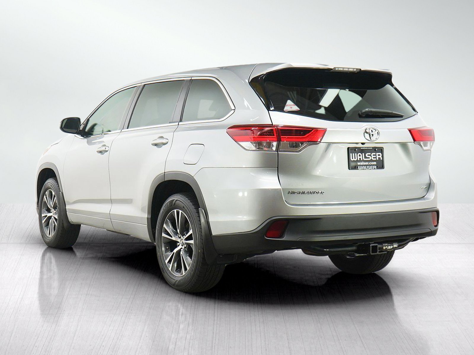 Used 2017 Toyota Highlander LE AWD/4WD image 3