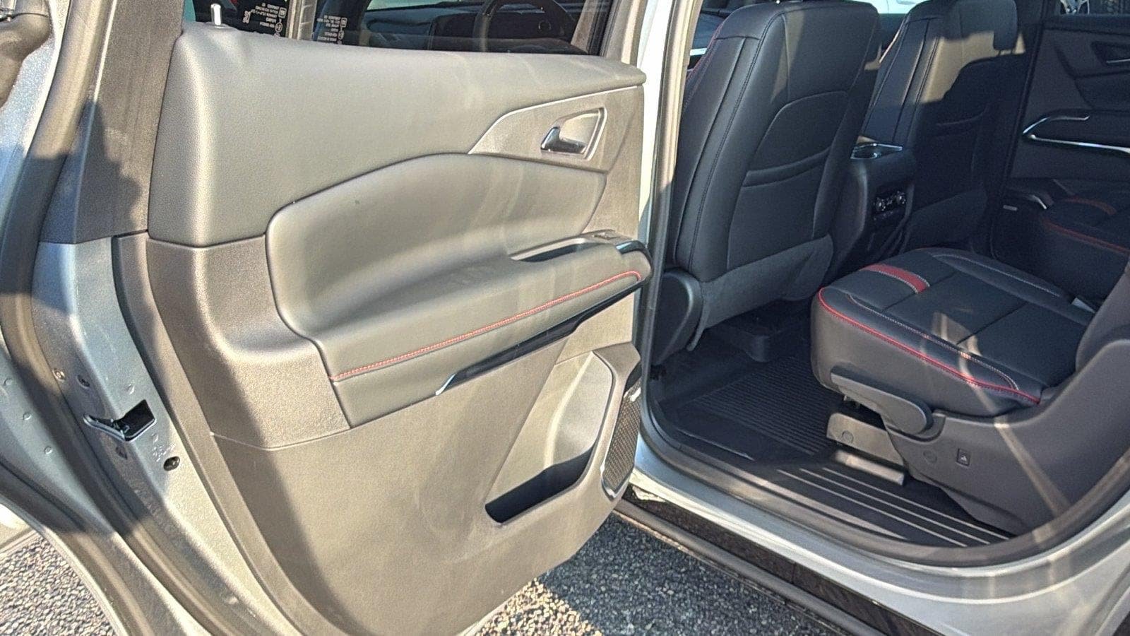 New 2027 Chevrolet Traverse RS w/ LPO, Floor Liner Package FWD image 17