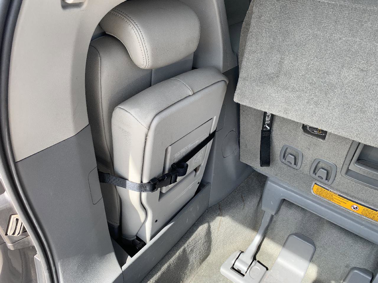 Used 2014 Toyota Sienna XLE image 18