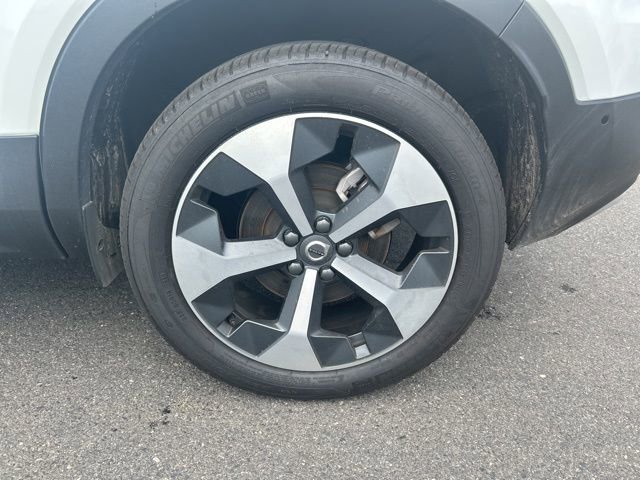 Certified 2025 Volvo XC40 B5 Plus AWD/4WD image 9