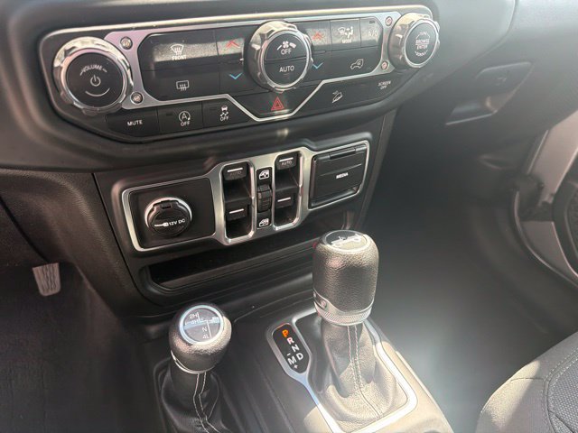 Used 2018 Jeep Wrangler Unlimited Sahara AWD/4WD image 19