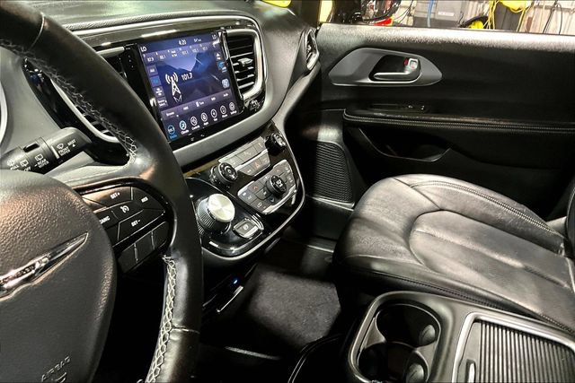 Used 2020 Chrysler Pacifica Touring-L Plus w/ S Appearance Package FWD image 17