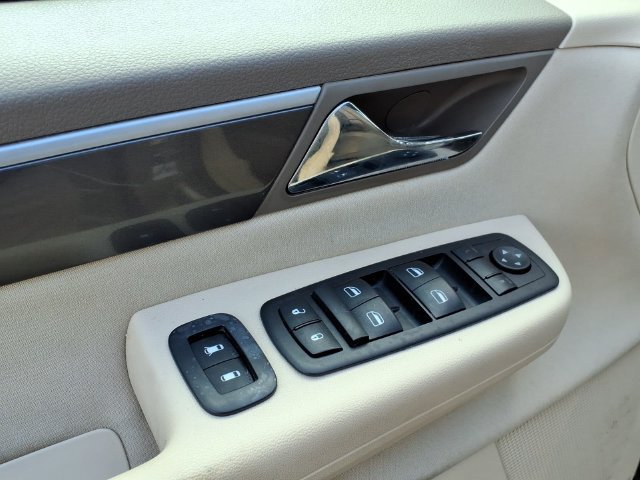 Used 2009 Volkswagen Routan SE FWD image 15
