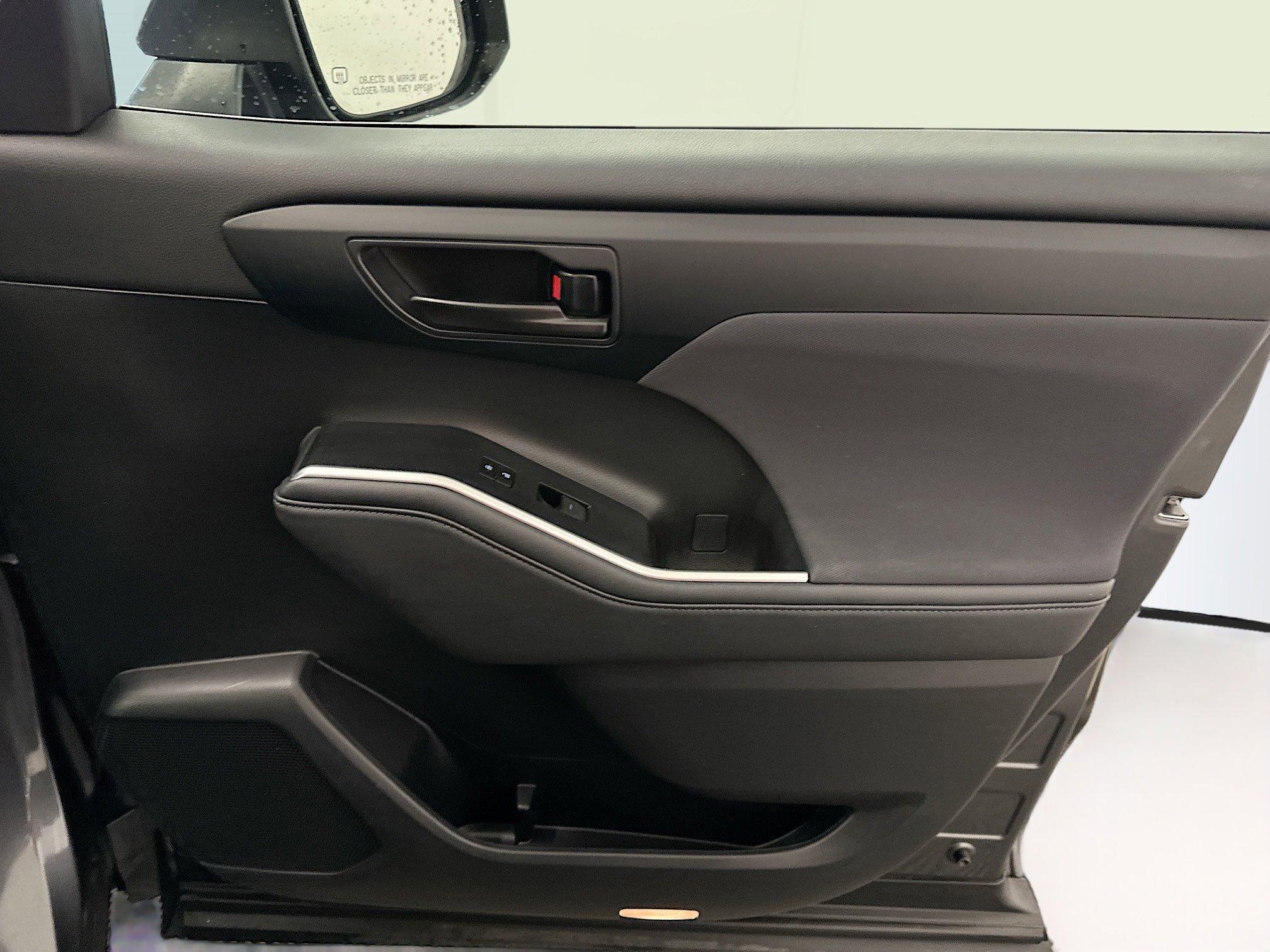 Used 2023 Toyota Highlander LE image 35