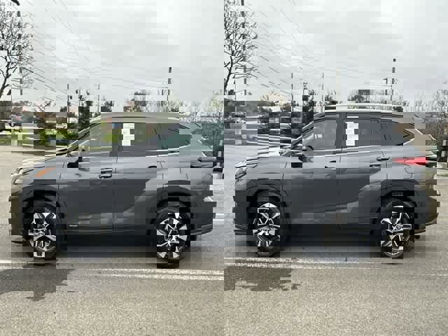 Used 2022 Toyota Highlander XLE image 2