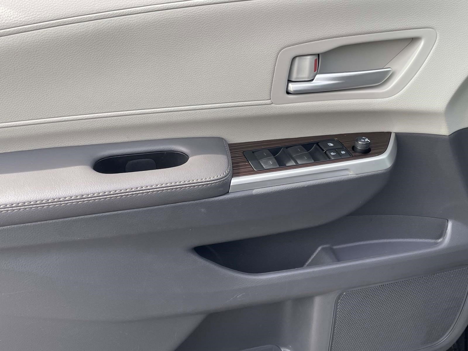 Used 2024 Toyota Sienna XLE FWD image 23