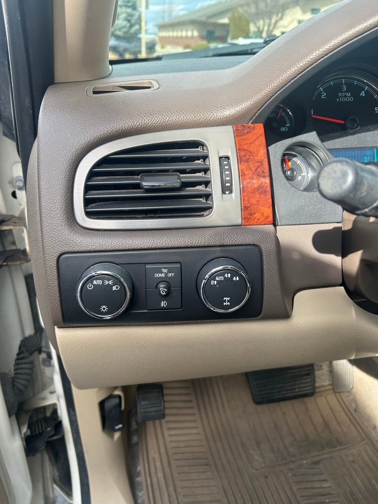 Used 2013 Chevrolet Avalanche LTZ image 13