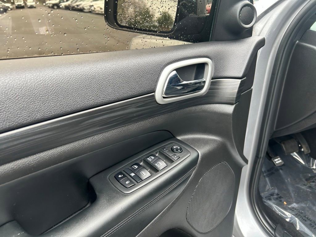Used 2019 Jeep Grand Cherokee Altitude AWD/4WD image 9