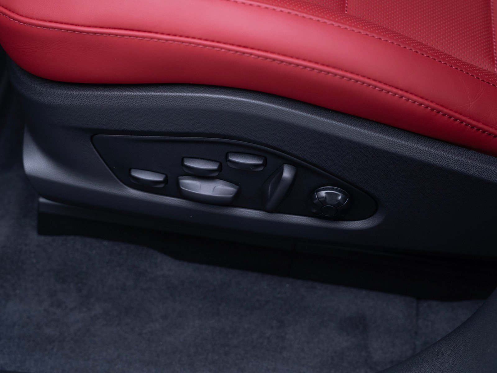 New 2026 Porsche Macan Turbo Electric AWD/4WD image 16