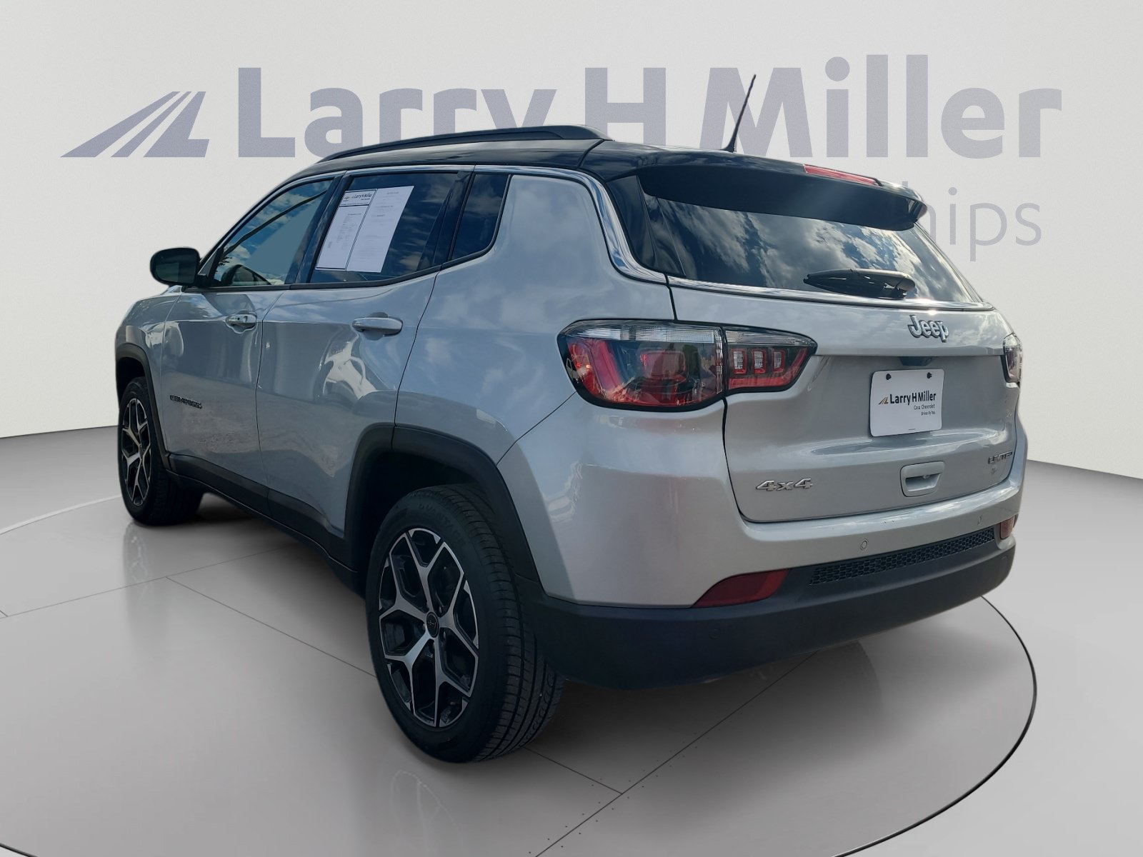 Used 2025 Jeep Compass Limited AWD/4WD image 3