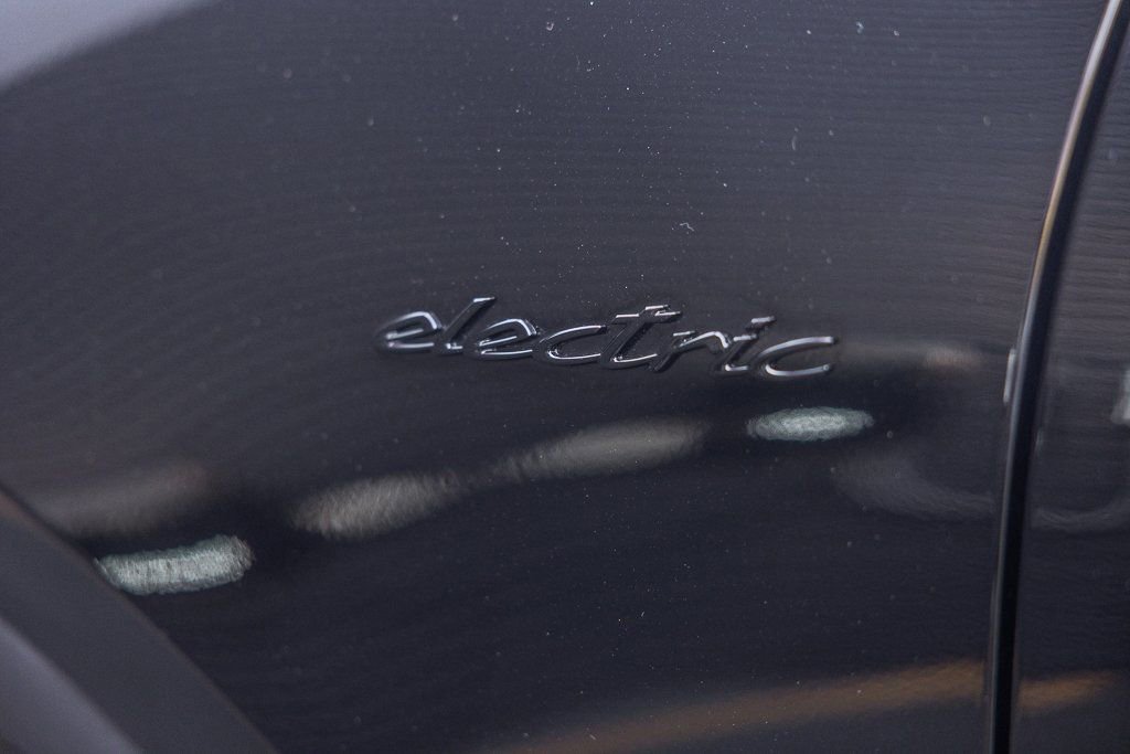 Certified 2025 Porsche Macan Electric image 23