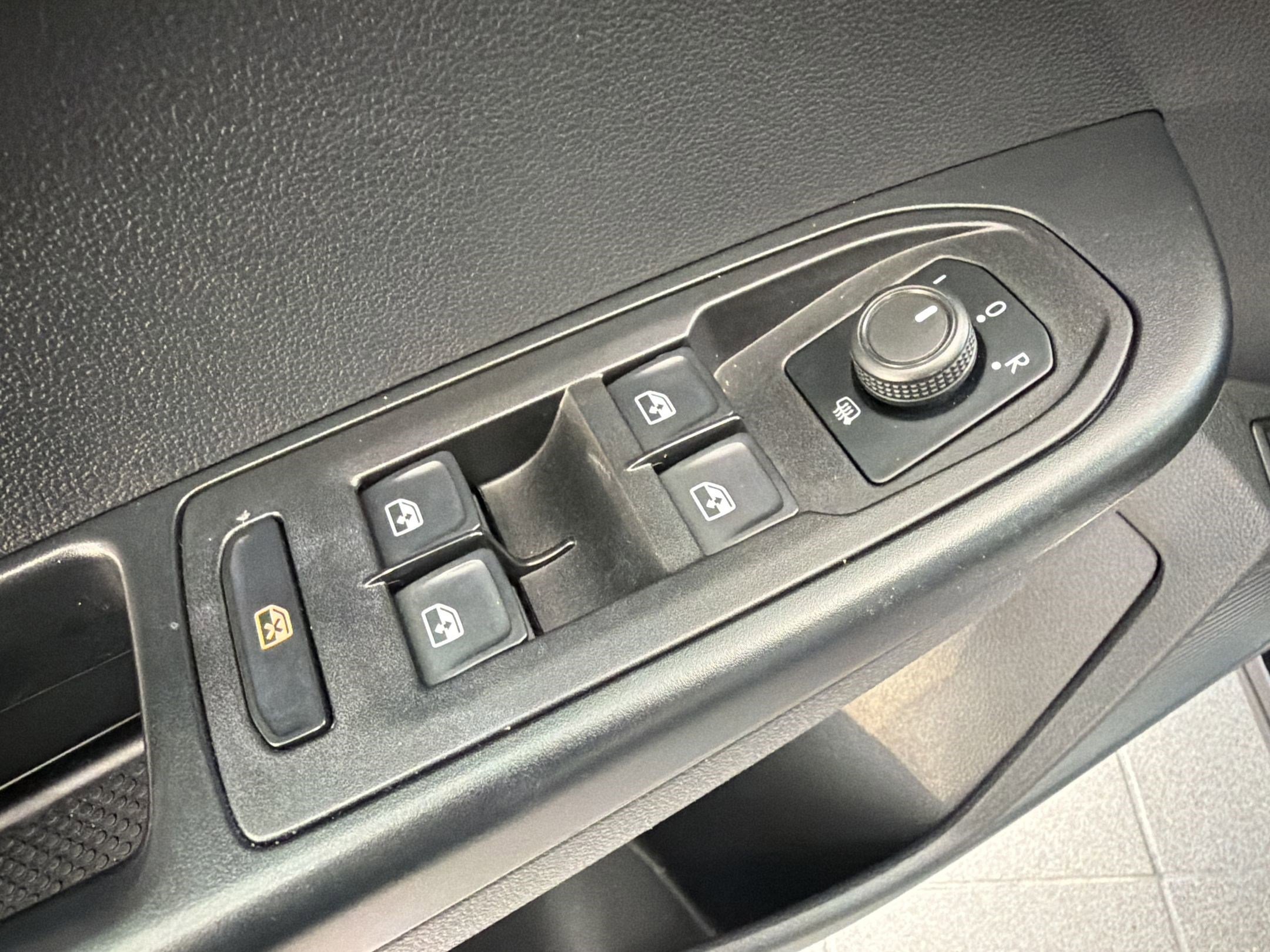 Used 2022 Volkswagen Taos SE w/ Panoramic Sunroof Package image 13