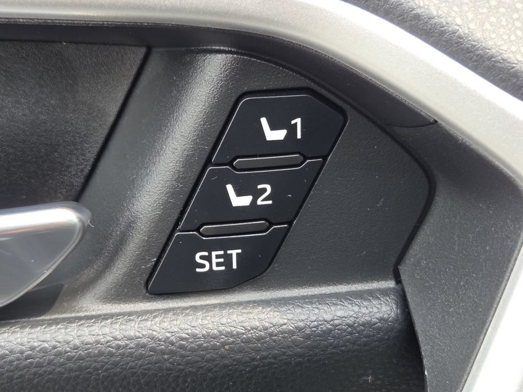Used 2022 Toyota RAV4 Limited AWD/4WD image 12