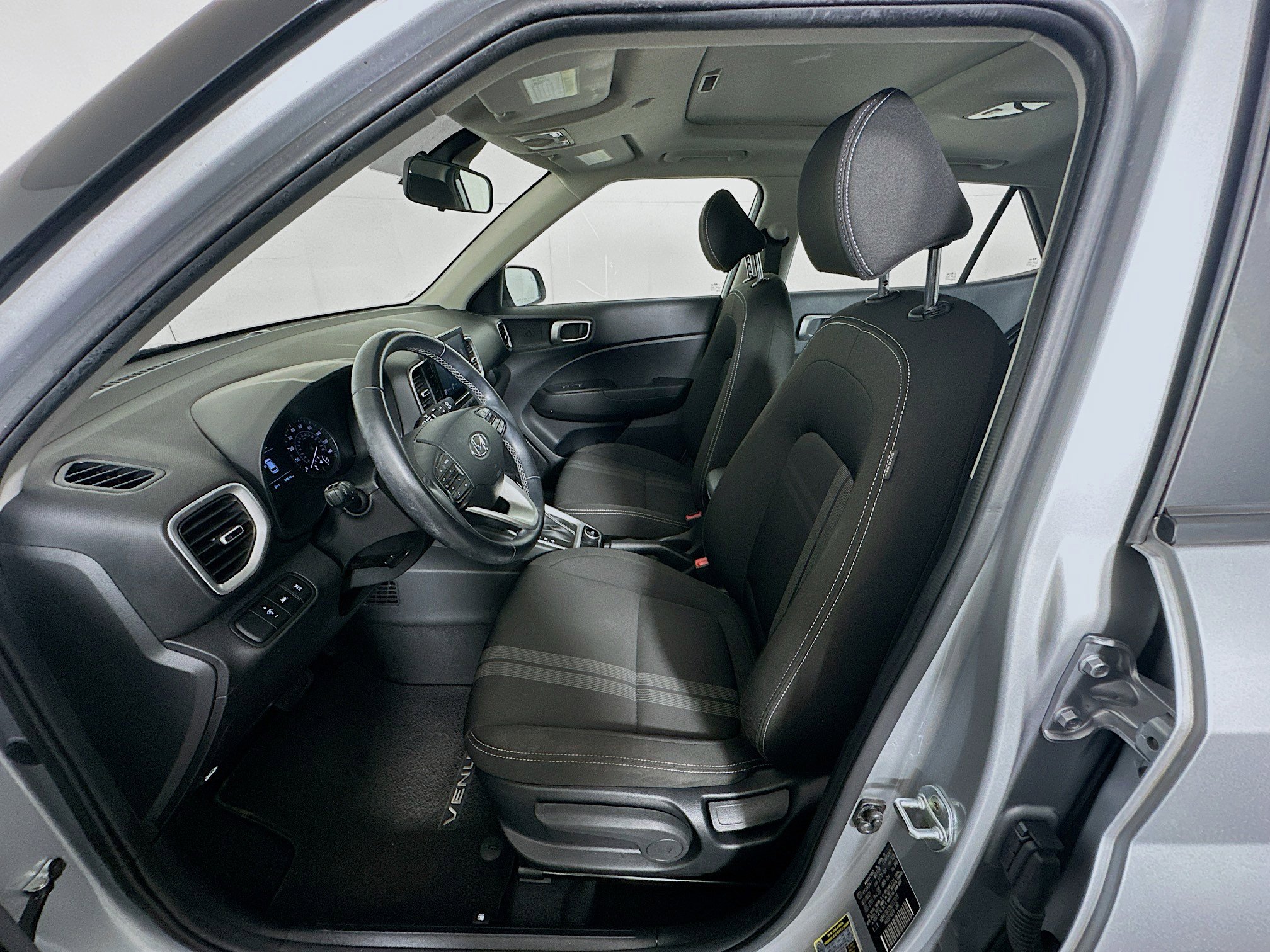 Used 2022 Hyundai Venue SEL FWD image 13
