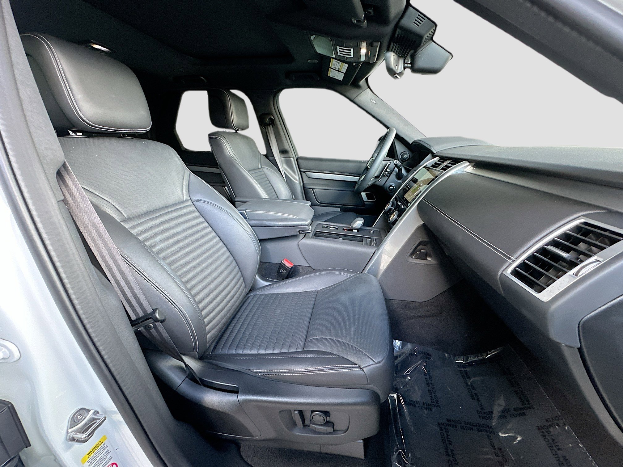 Used 2024 Land Rover Discovery Dynamic SE image 31