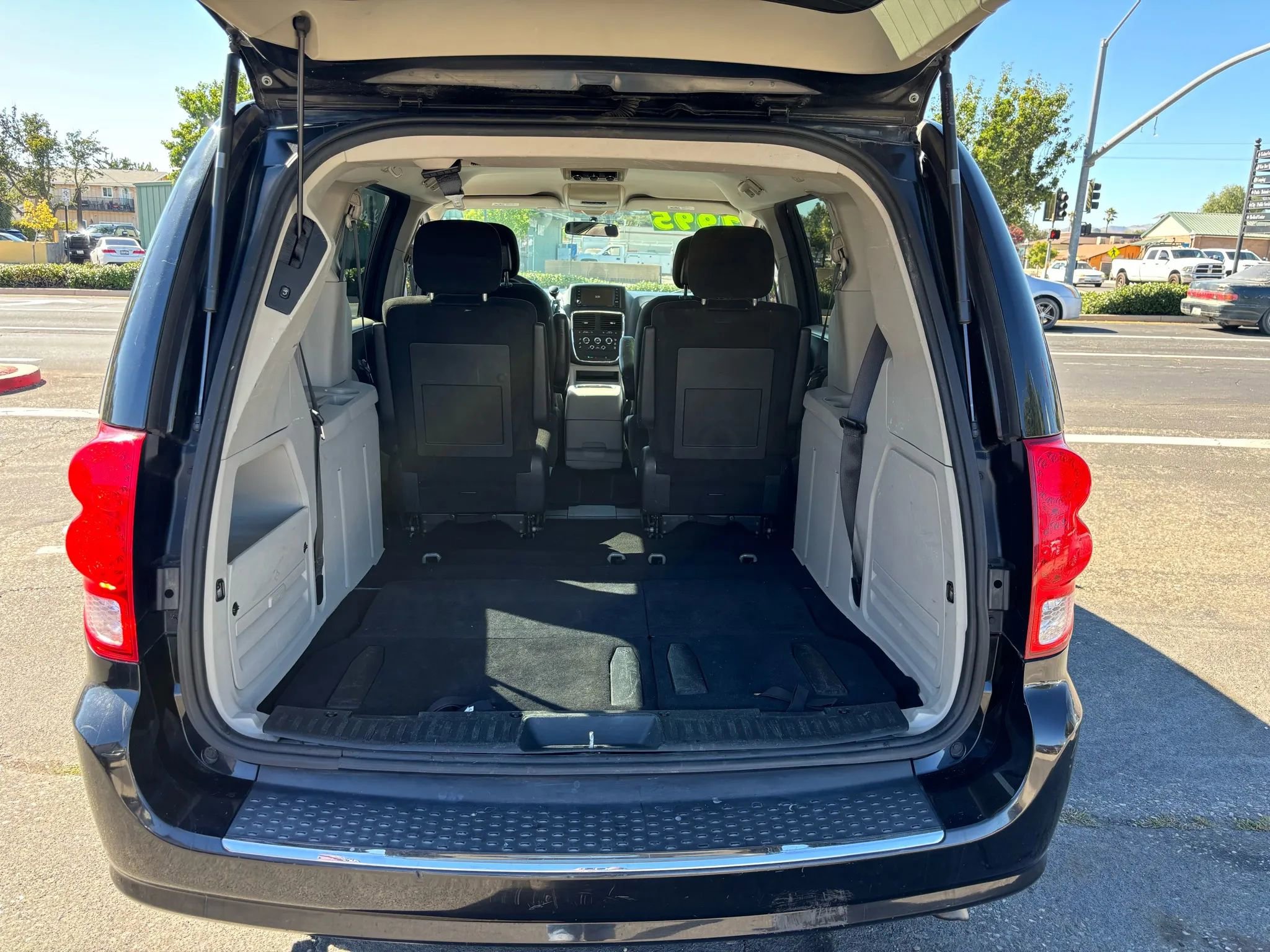 Used 2016 Dodge Grand Caravan SXT image 10