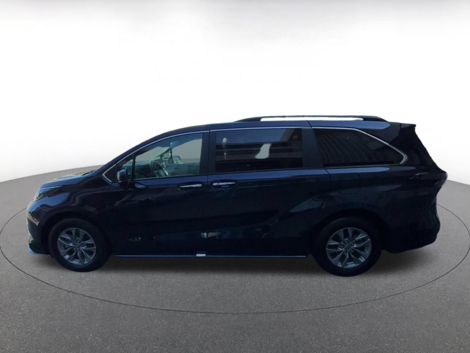 Used 2025 Toyota Sienna XLE FWD image 9