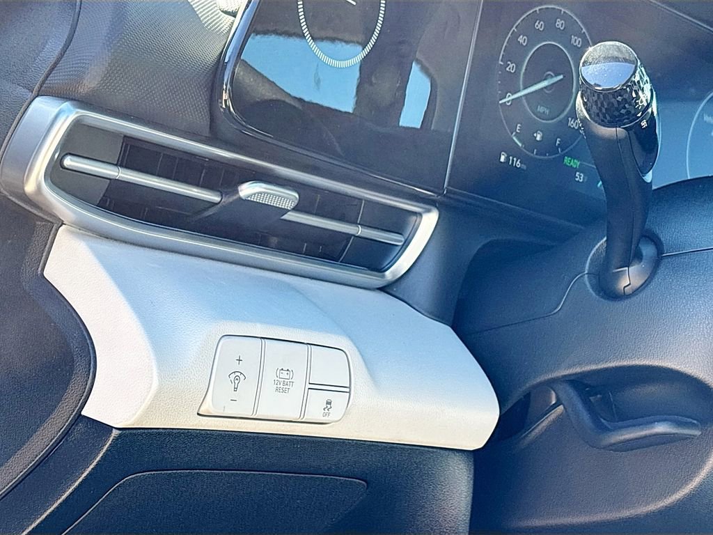 Used 2025 Hyundai Elantra Limited image 10